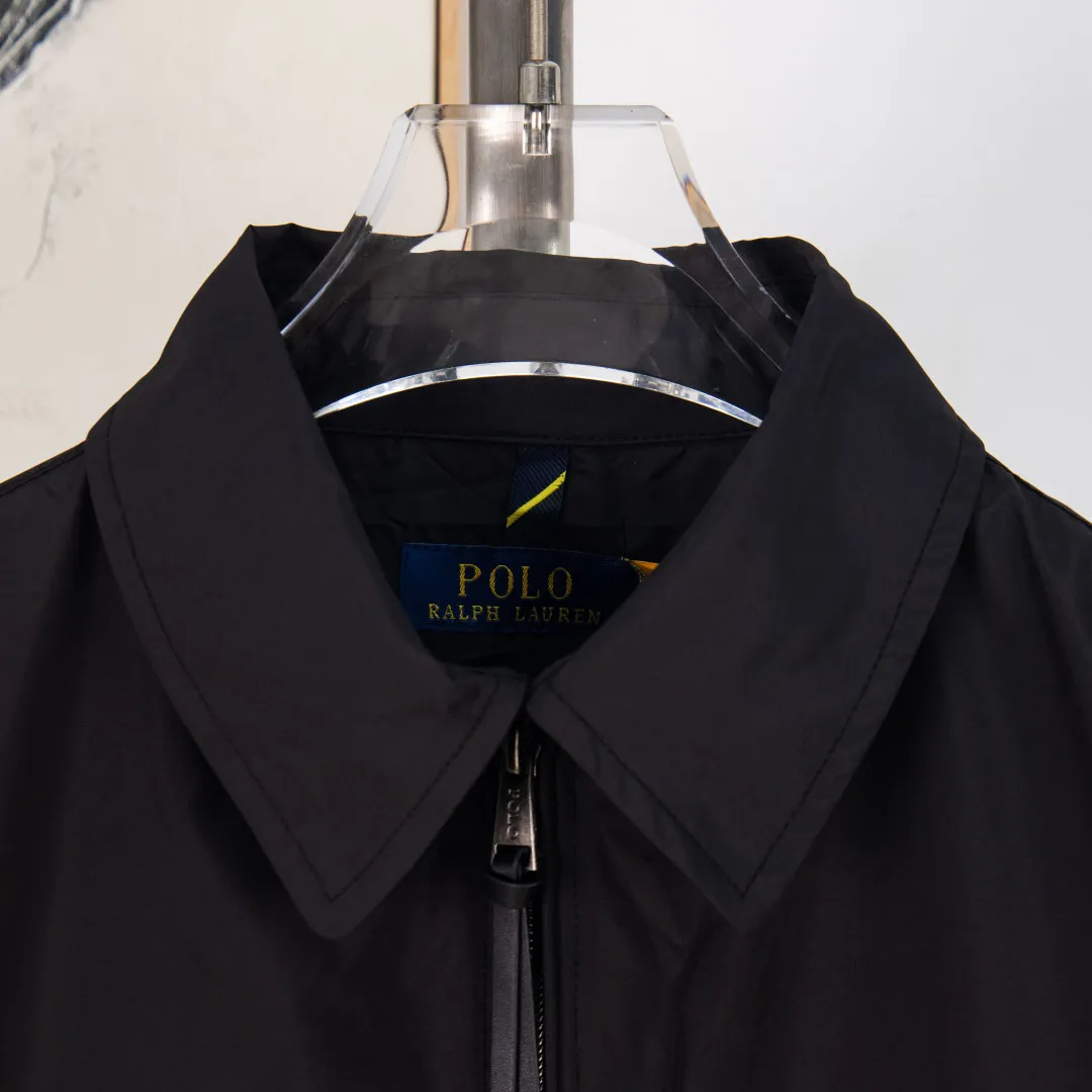 P360 zp version [exclusive supply] - Ralph Lauren/Ralph Lauren SS25 new double-layer windproof and water-repellent classic old cadre style light casual jacket - double-layer design, same color inside and outside S237 high-density micro-water-repellent craft fabric (100% T) ✅ | - Custom-woven double-layer rabbit velvet stitched thread, non-market misprinted mercerized cotton ✅ - Customized two-color webbing strip on the back collar, with zipper side pockets inside ✅ - POLO brand zipper, genuine leather zipper piece, dark and light two-color buttons ✅ - RL25SS new jacket fabric is made of lightweight polyester fiber, windproof and waterproof, more lightweight, suitable for traveling or daily outdoor sports, simple line design and wide and neat tailoring, unisex style for both men and women, good for commuting, classic and durable, Color: Black, Gray White, Light Card Size: S M L XL Number: WW10738